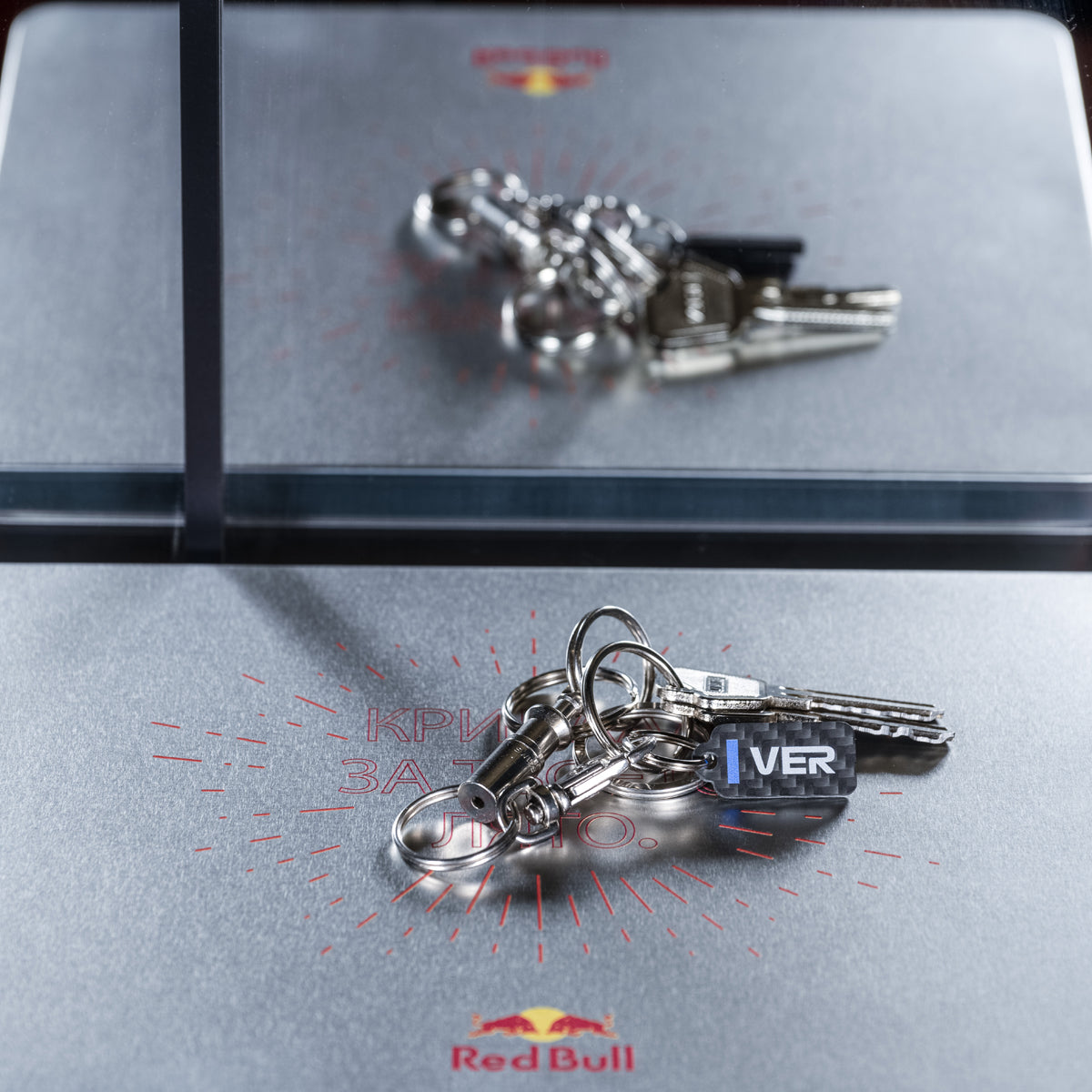 Max Verstappen Carbon Fiber Sleutelhanger – Premium F1 Accessoire - RaceRevolution