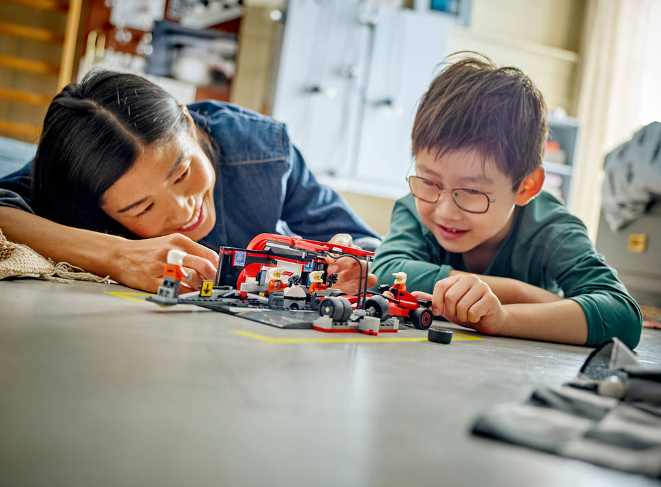 LEGO CITY F1 pitstop en pitcrew met Ferrari auto 60443 - RaceRevolution