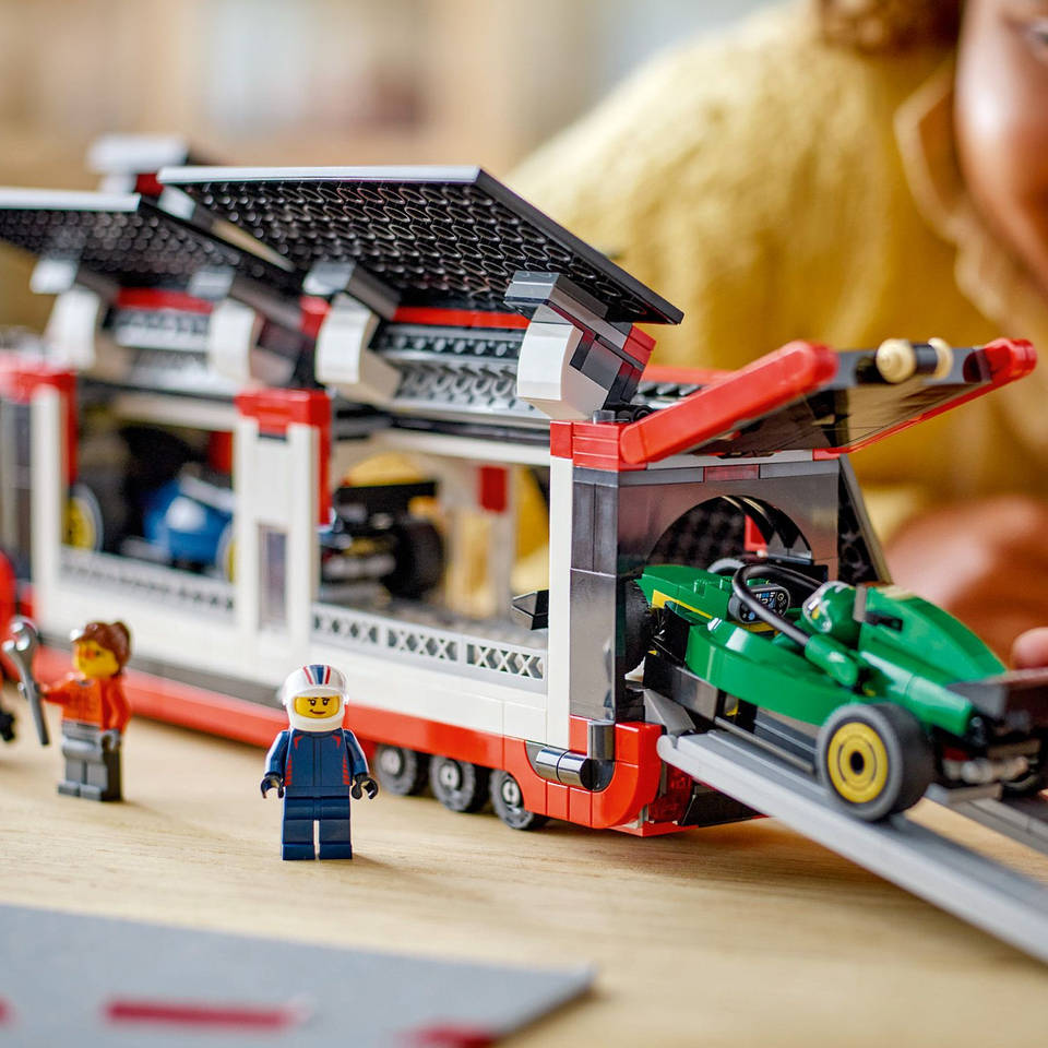 LEGO CITY F1 truck met RB20 en AMR24 F1 auto's 60445 - RaceRevolution